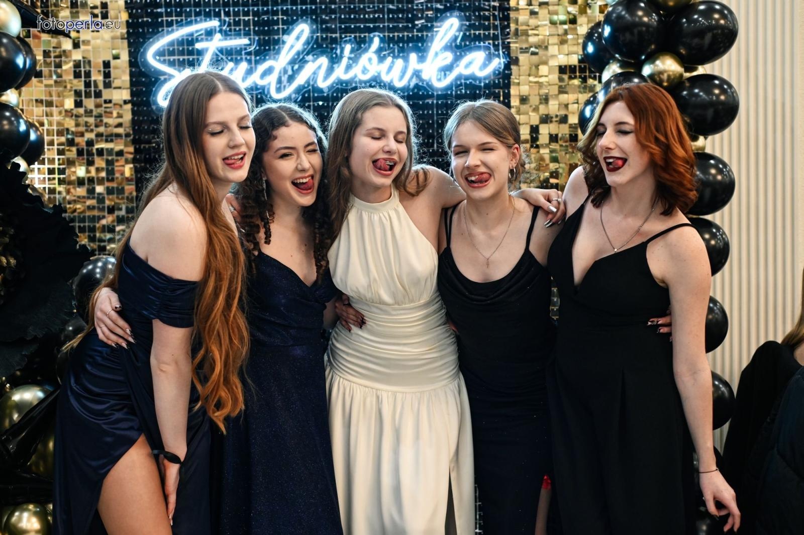 Zdjęcie w galerii na portalu naszwodzislaw.com: Uczniowie Tischnera świętują studniówkę w wielkim stylu wiadomości z regionu