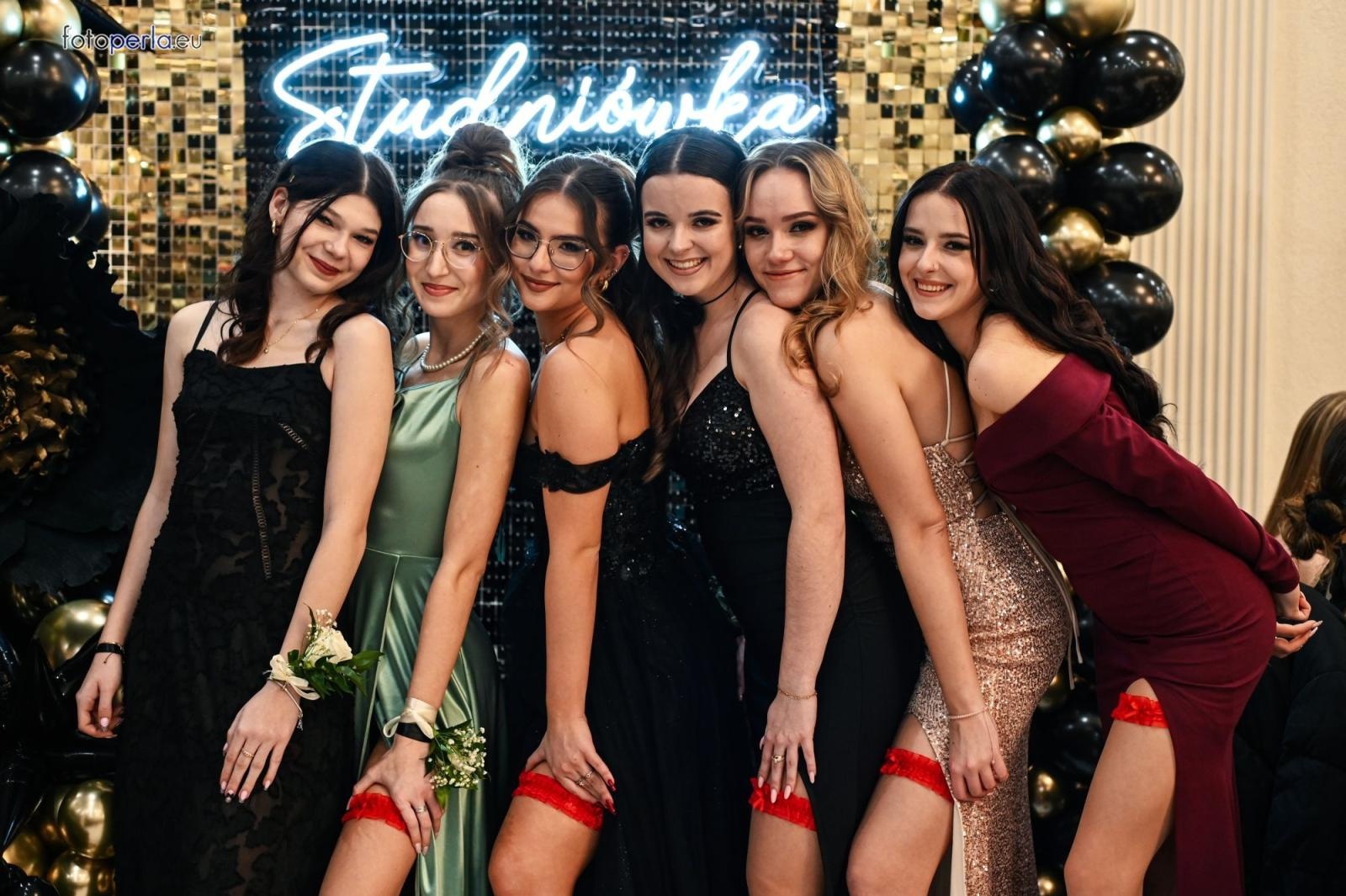 Zdjęcie w galerii na portalu naszwodzislaw.com: Uczniowie Tischnera świętują studniówkę w wielkim stylu wiadomości z regionu