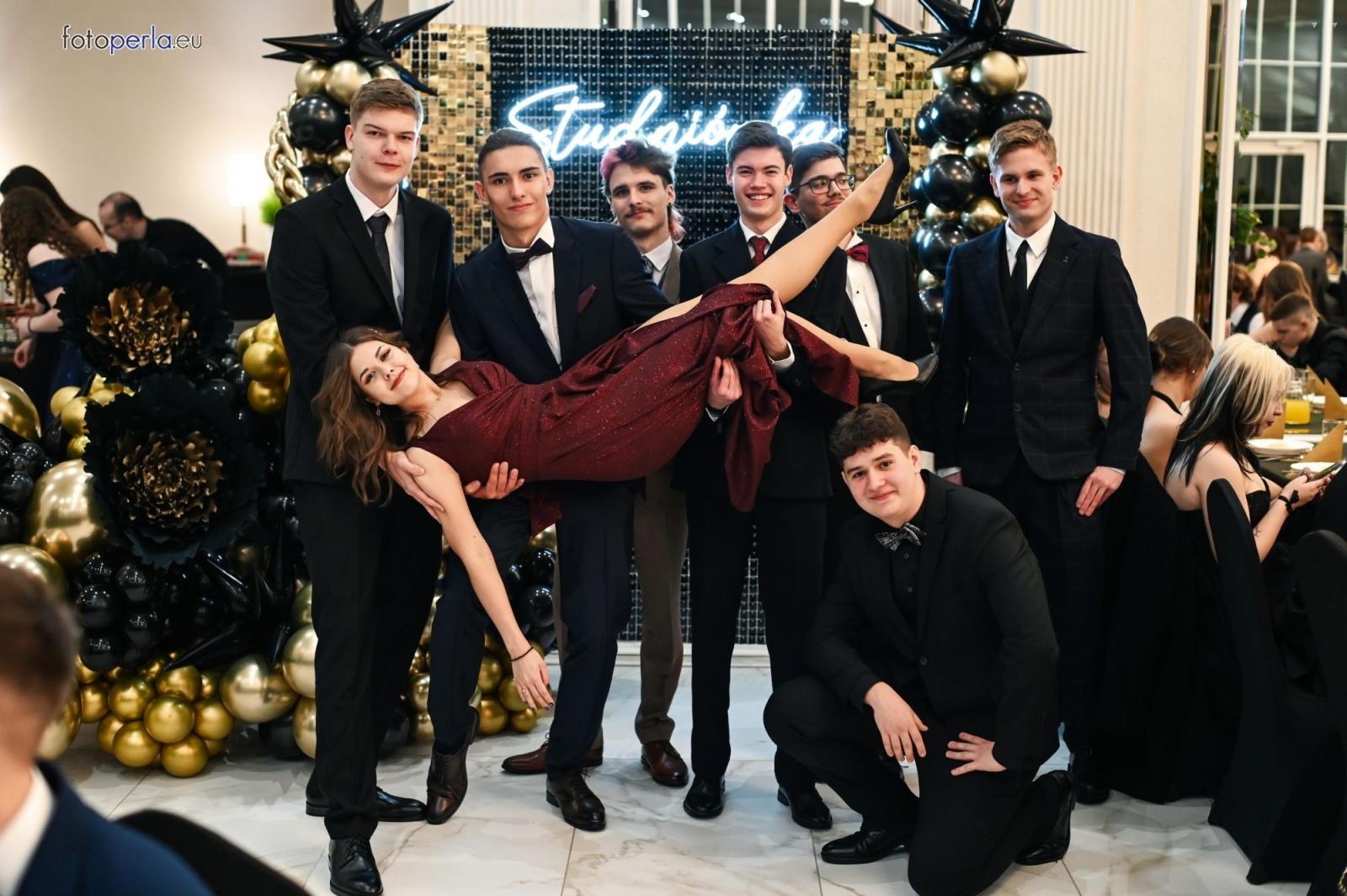 Zdjęcie w galerii na portalu naszwodzislaw.com: Uczniowie Tischnera świętują studniówkę w wielkim stylu wiadomości z regionu