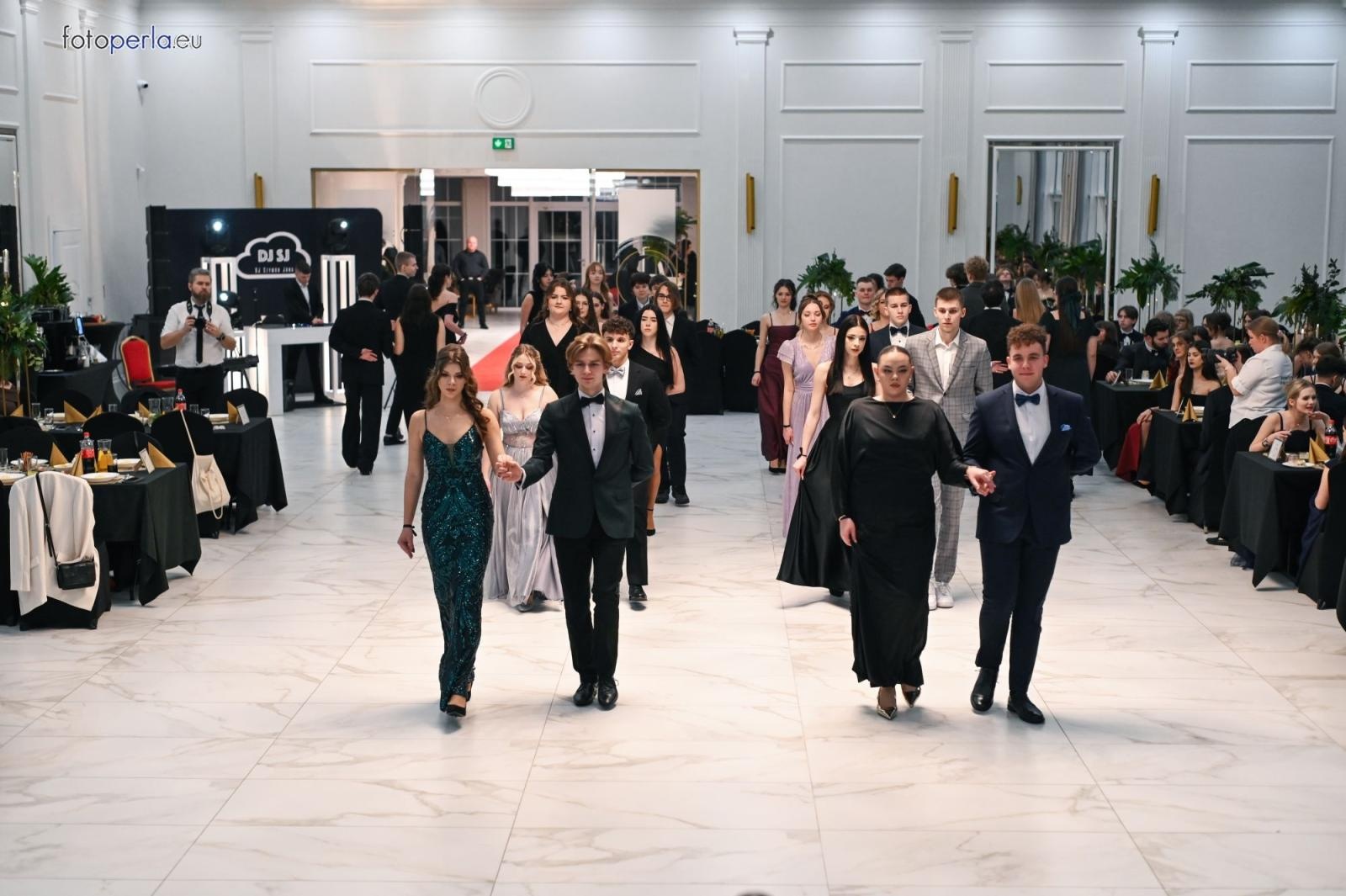 Zdjęcie w galerii na portalu naszwodzislaw.com: Uczniowie Tischnera świętują studniówkę w wielkim stylu wiadomości z regionu