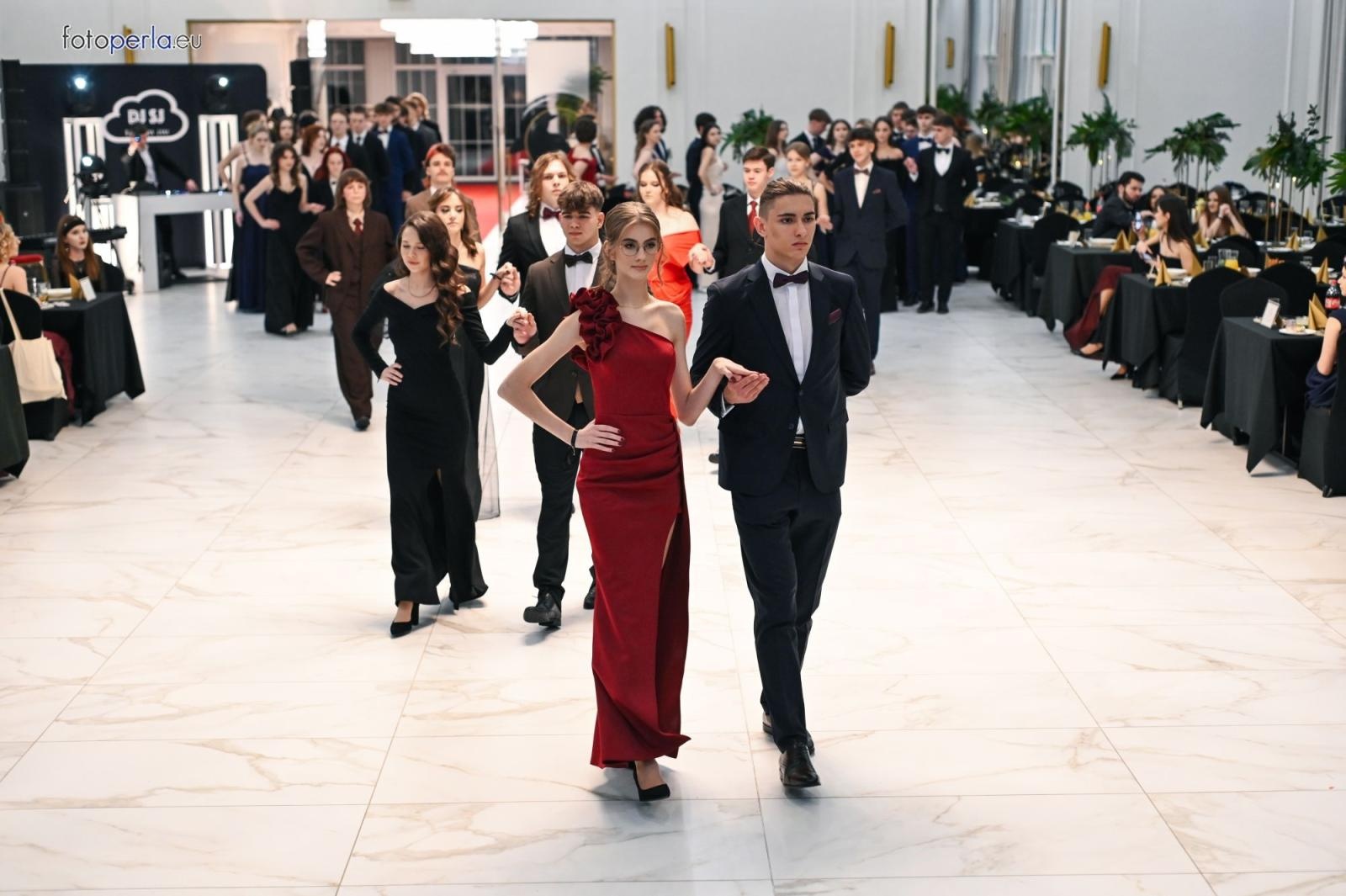 Zdjęcie w galerii na portalu naszwodzislaw.com: Uczniowie Tischnera świętują studniówkę w wielkim stylu wiadomości z regionu