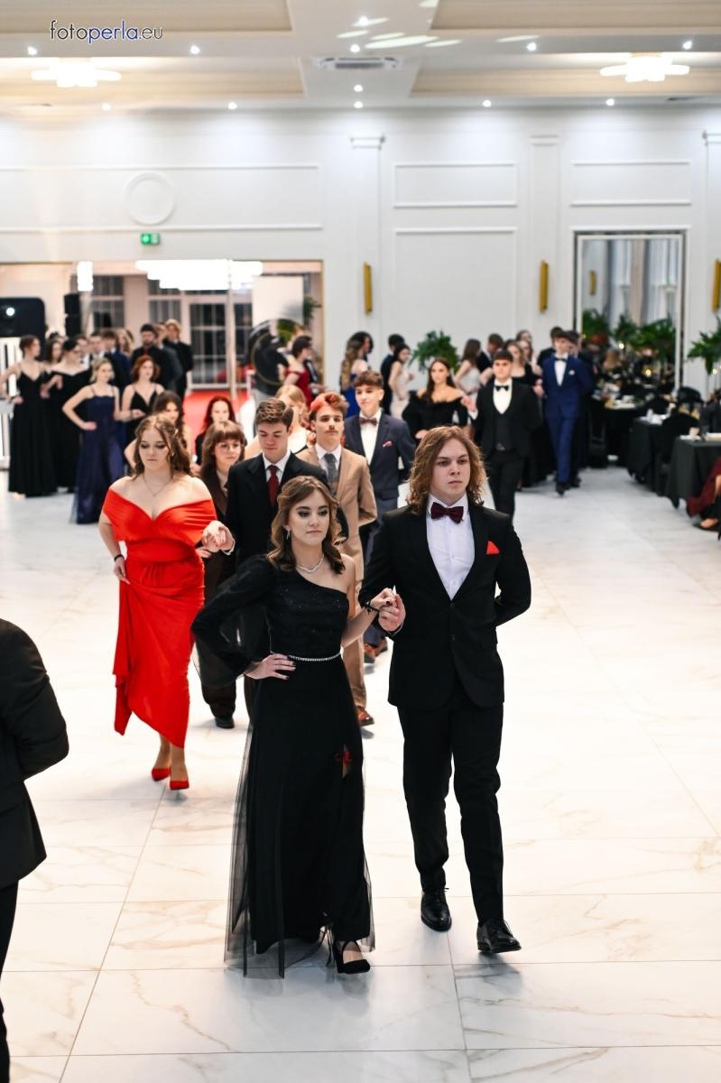 Zdjęcie w galerii na portalu naszwodzislaw.com: Uczniowie Tischnera świętują studniówkę w wielkim stylu wiadomości z regionu