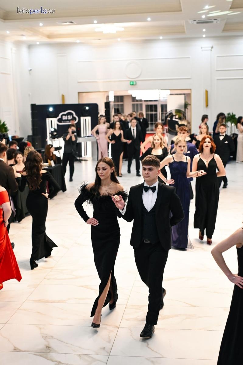 Zdjęcie w galerii na portalu naszwodzislaw.com: Uczniowie Tischnera świętują studniówkę w wielkim stylu wiadomości z regionu