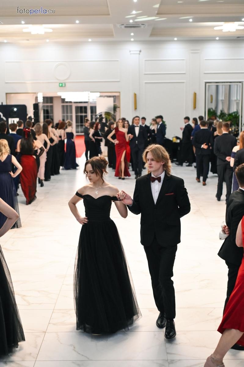 Zdjęcie w galerii na portalu naszwodzislaw.com: Uczniowie Tischnera świętują studniówkę w wielkim stylu wiadomości z regionu