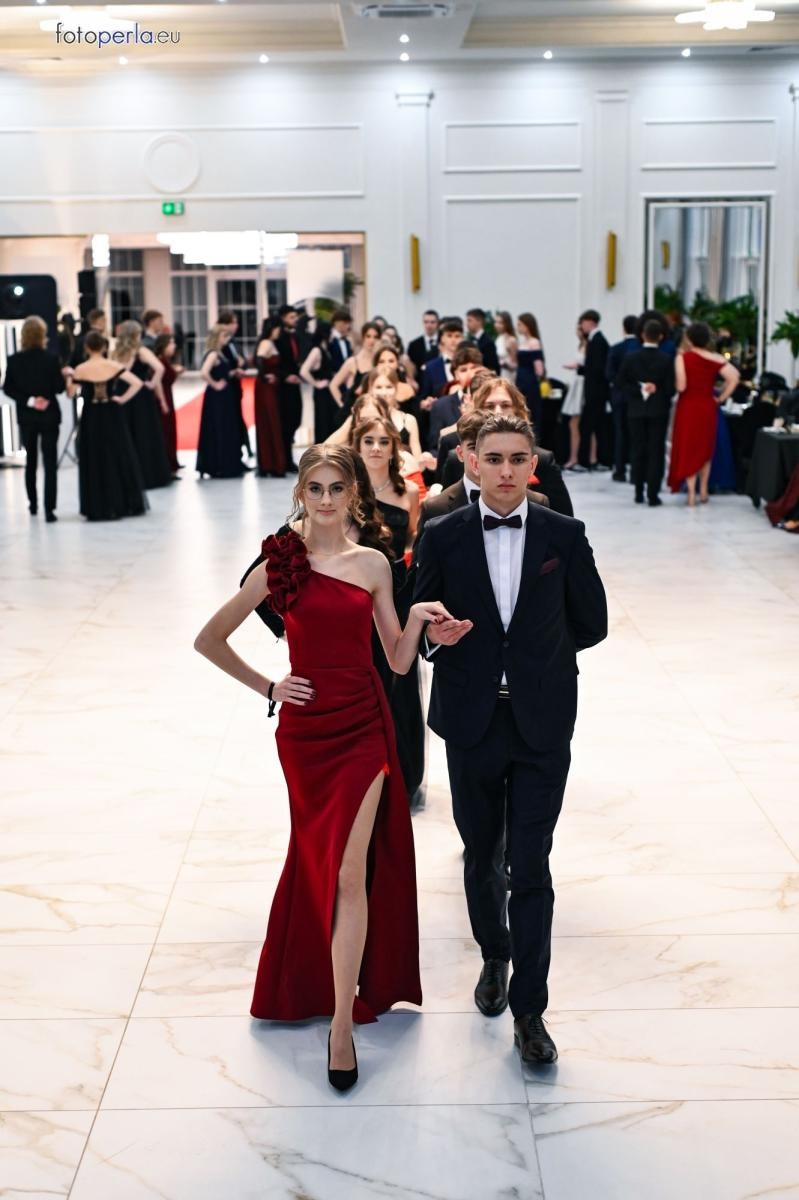 Zdjęcie w galerii na portalu naszwodzislaw.com: Uczniowie Tischnera świętują studniówkę w wielkim stylu wiadomości z regionu