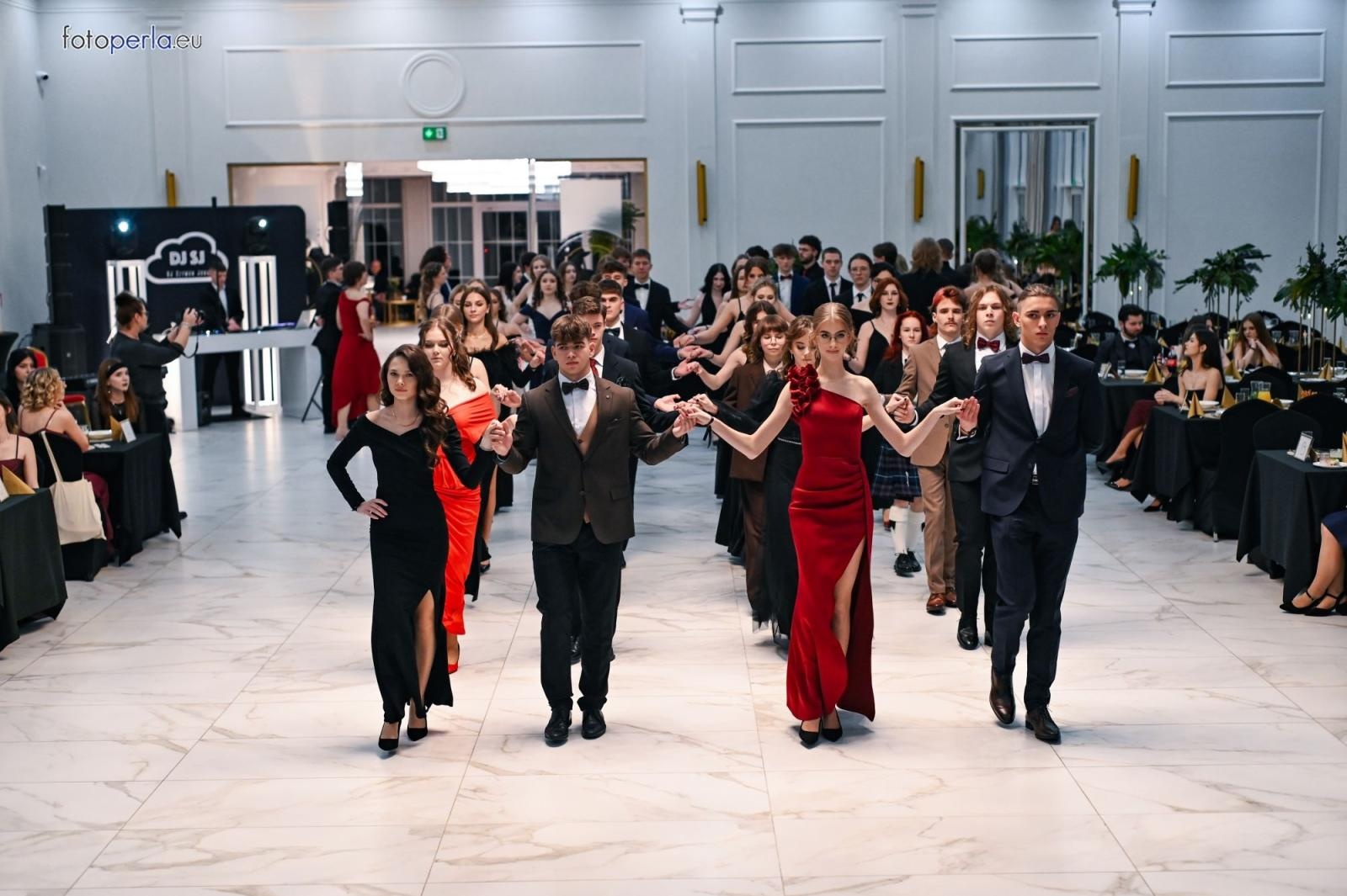 Zdjęcie w galerii na portalu naszwodzislaw.com: Uczniowie Tischnera świętują studniówkę w wielkim stylu wiadomości z regionu