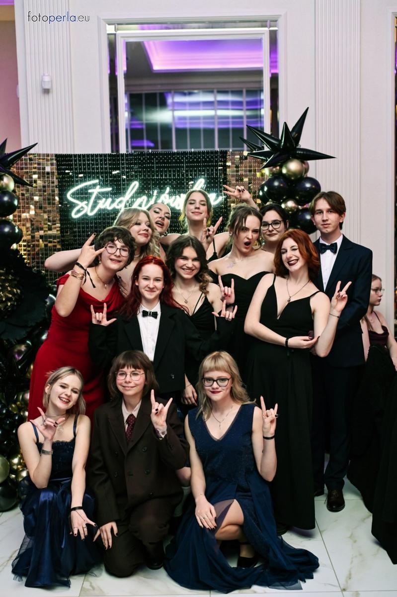 Zdjęcie w galerii na portalu naszwodzislaw.com: Uczniowie Tischnera świętują studniówkę w wielkim stylu wiadomości z regionu