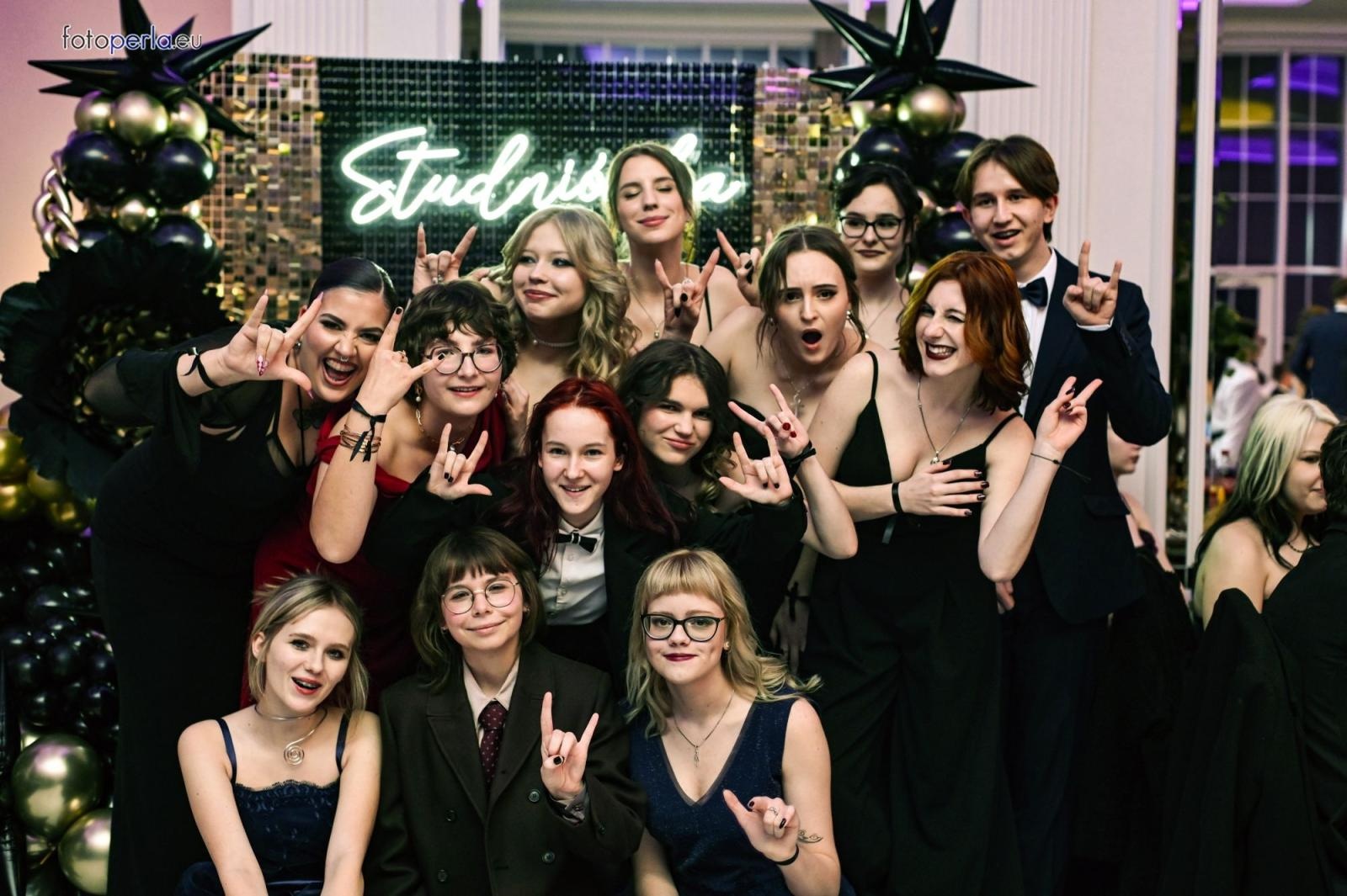 Zdjęcie w galerii na portalu naszwodzislaw.com: Uczniowie Tischnera świętują studniówkę w wielkim stylu wiadomości z regionu