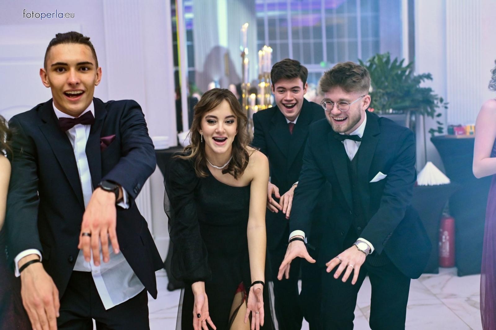 Zdjęcie w galerii na portalu naszwodzislaw.com: Uczniowie Tischnera świętują studniówkę w wielkim stylu wiadomości z regionu