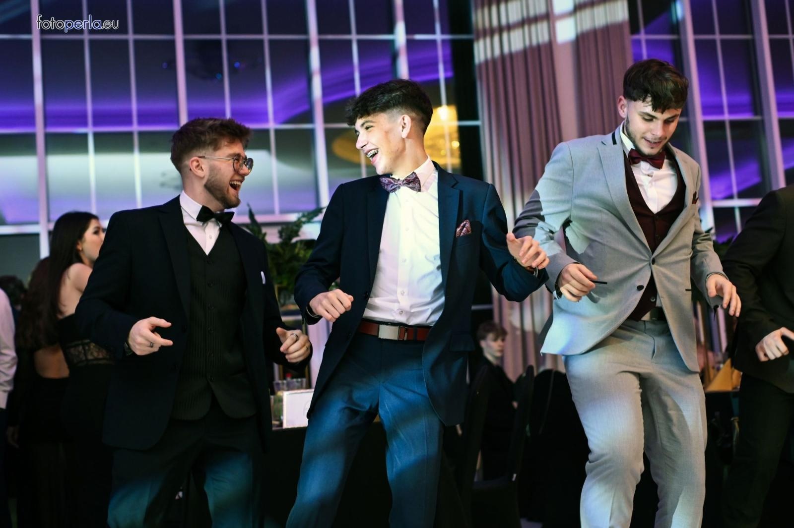 Zdjęcie w galerii na portalu naszwodzislaw.com: Uczniowie Tischnera świętują studniówkę w wielkim stylu wiadomości z regionu