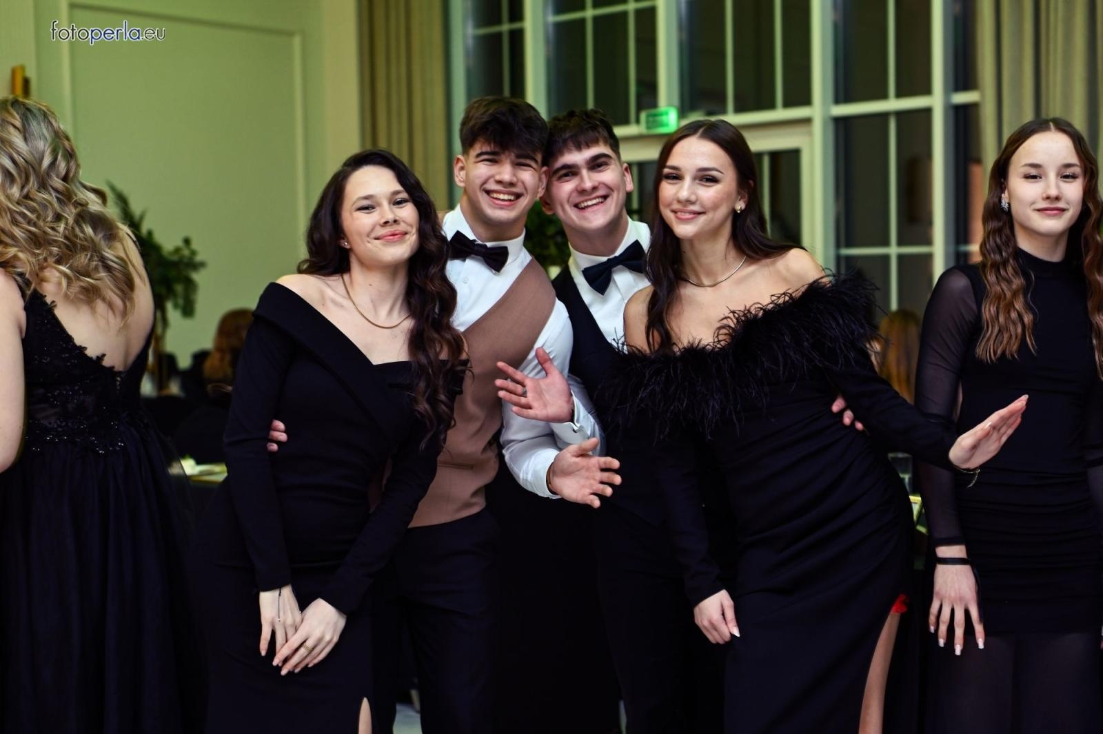 Zdjęcie w galerii na portalu naszwodzislaw.com: Uczniowie Tischnera świętują studniówkę w wielkim stylu wiadomości z regionu