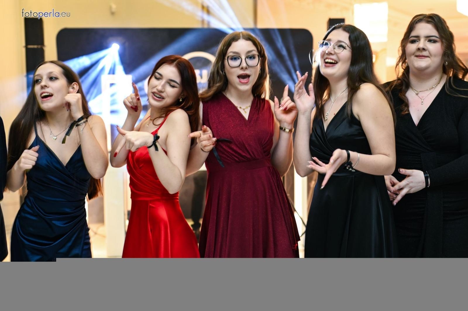 Zdjęcie w galerii na portalu naszwodzislaw.com: Uczniowie Tischnera świętują studniówkę w wielkim stylu wiadomości z regionu