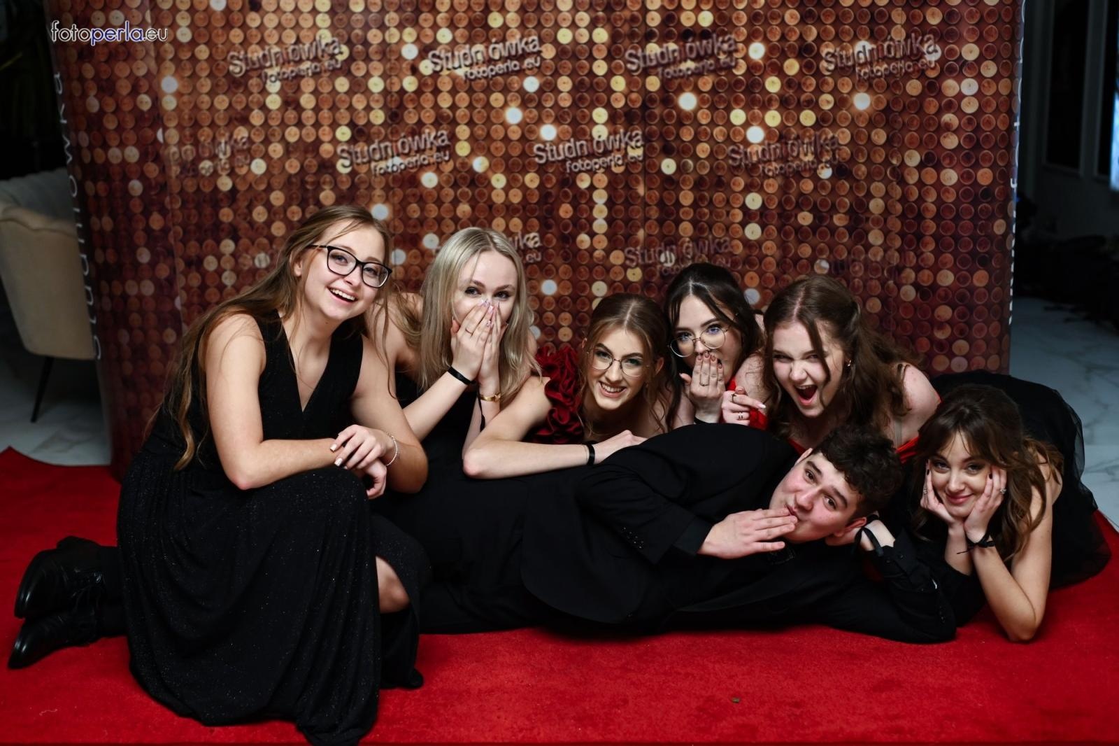 Zdjęcie w galerii na portalu naszwodzislaw.com: Uczniowie Tischnera świętują studniówkę w wielkim stylu wiadomości z regionu