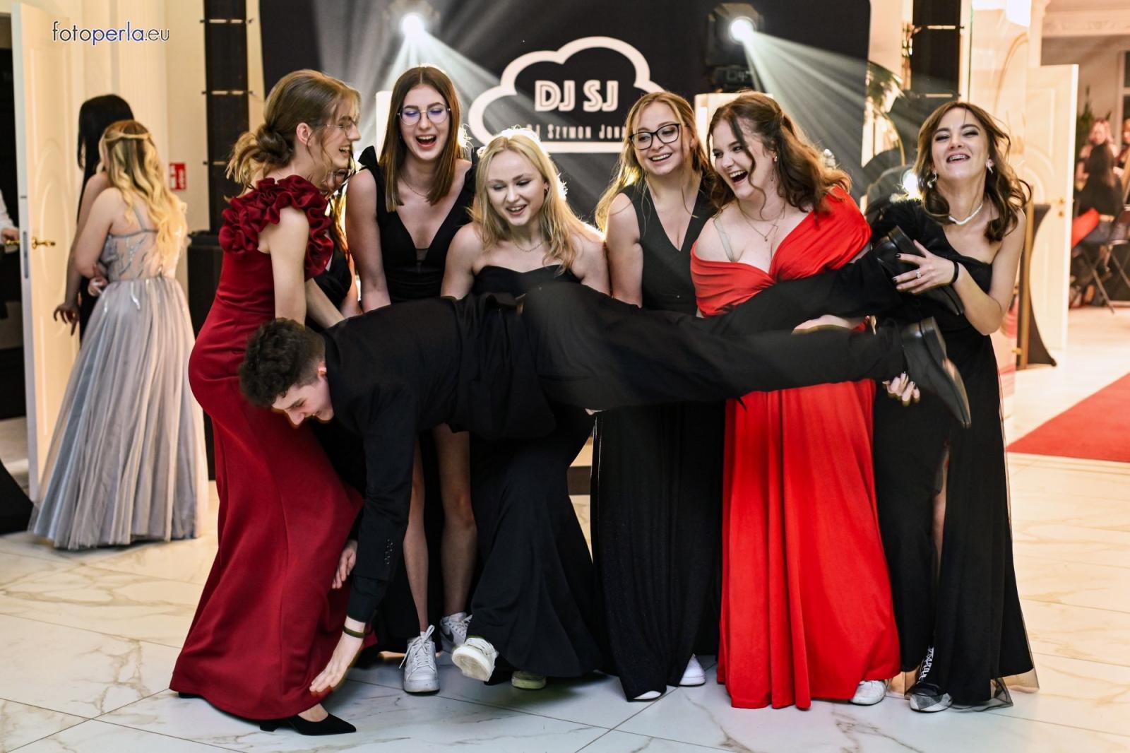 Zdjęcie w galerii na portalu naszwodzislaw.com: Uczniowie Tischnera świętują studniówkę w wielkim stylu wiadomości z regionu