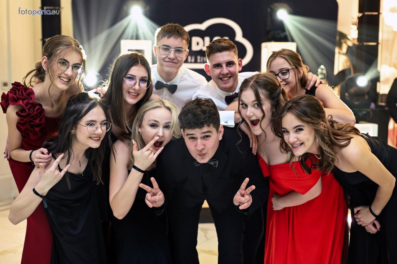 Zdjęcie w galerii na portalu naszwodzislaw.com: Uczniowie Tischnera świętują studniówkę w wielkim stylu wiadomości z regionu