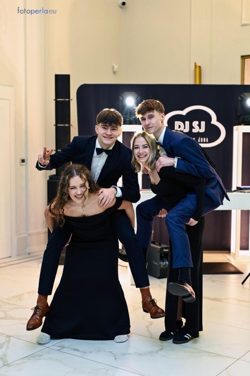 Zdjęcie w galerii na portalu naszwodzislaw.com: Uczniowie Tischnera świętują studniówkę w wielkim stylu wiadomości z regionu