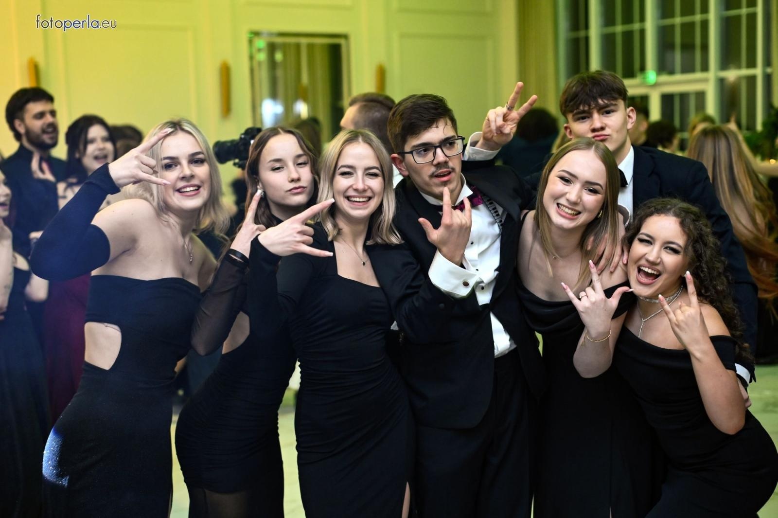 Zdjęcie w galerii na portalu naszwodzislaw.com: Uczniowie Tischnera świętują studniówkę w wielkim stylu wiadomości z regionu