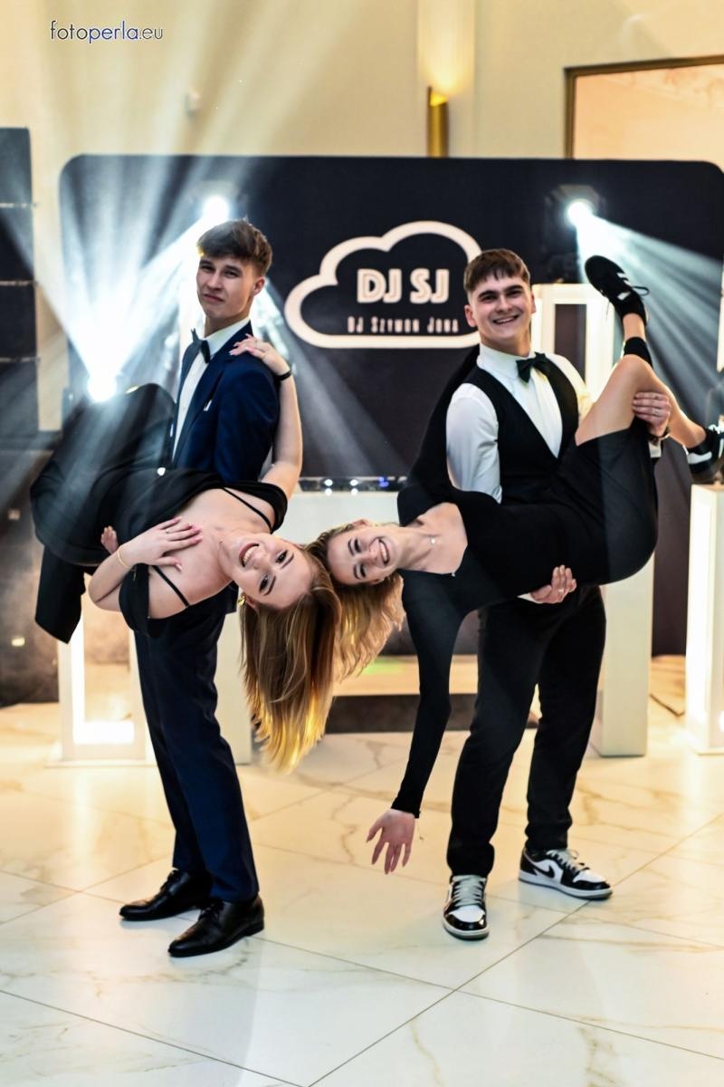 Zdjęcie w galerii na portalu naszwodzislaw.com: Uczniowie Tischnera świętują studniówkę w wielkim stylu wiadomości z regionu