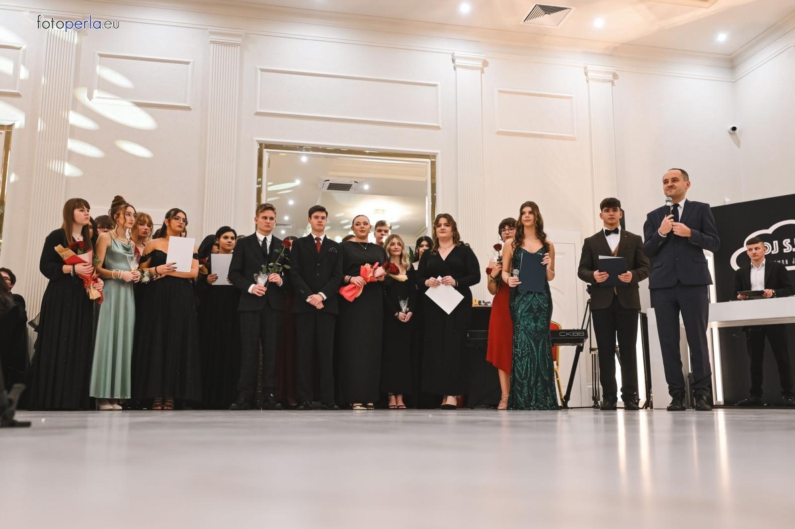 Zdjęcie w galerii na portalu naszwodzislaw.com: Uczniowie Tischnera świętują studniówkę w wielkim stylu wiadomości z regionu