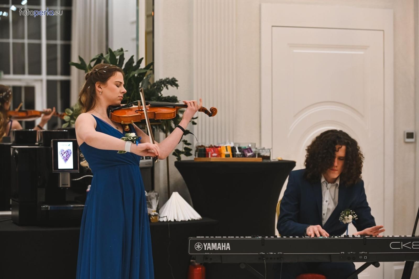 Zdjęcie w galerii na portalu naszwodzislaw.com: Uczniowie Tischnera świętują studniówkę w wielkim stylu wiadomości z regionu