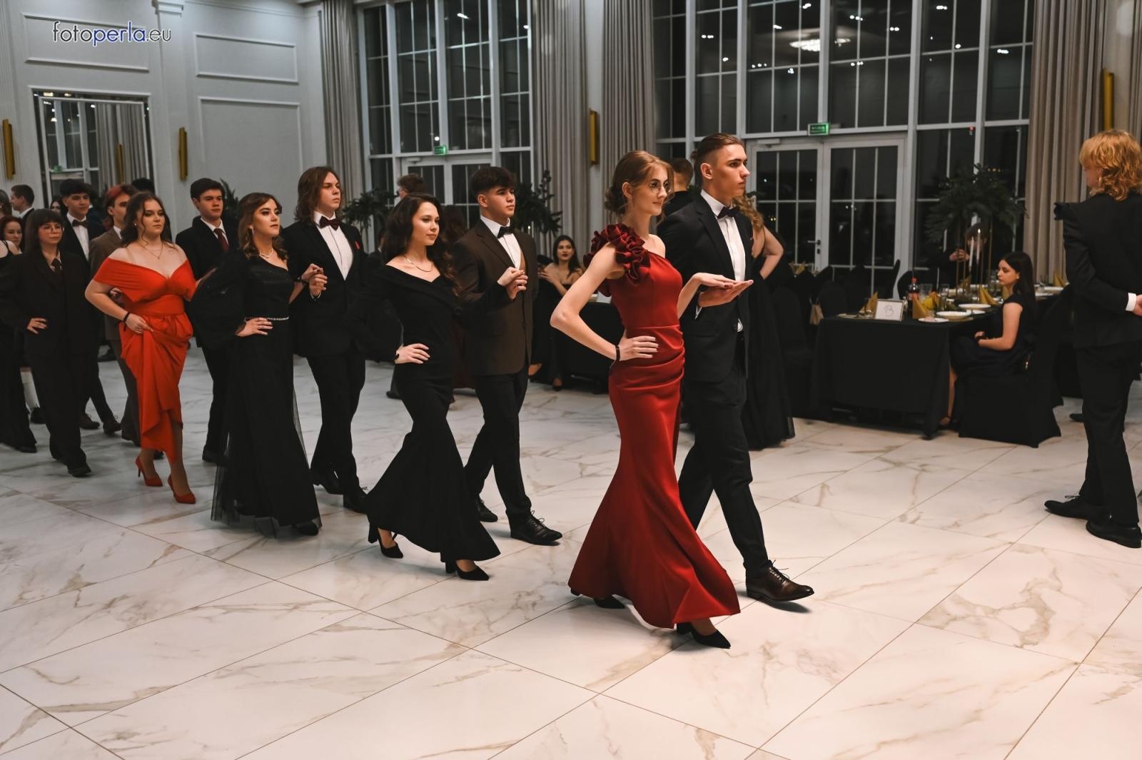 Zdjęcie w galerii na portalu naszwodzislaw.com: Uczniowie Tischnera świętują studniówkę w wielkim stylu wiadomości z regionu