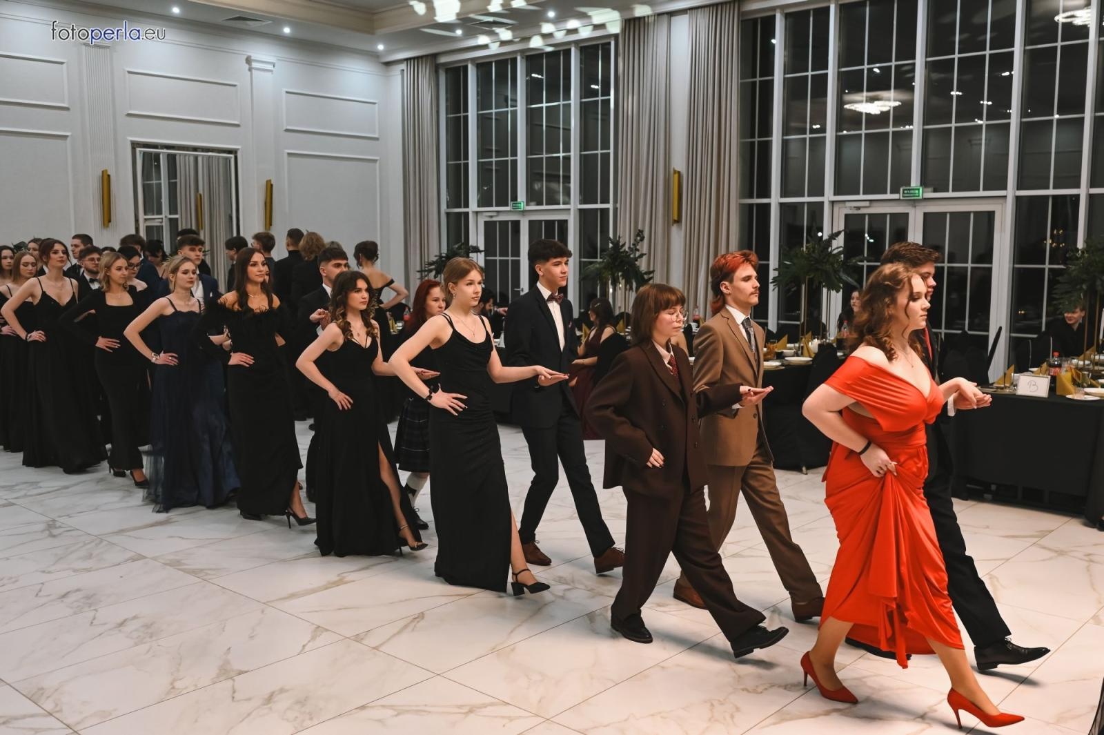 Zdjęcie w galerii na portalu naszwodzislaw.com: Uczniowie Tischnera świętują studniówkę w wielkim stylu wiadomości z regionu