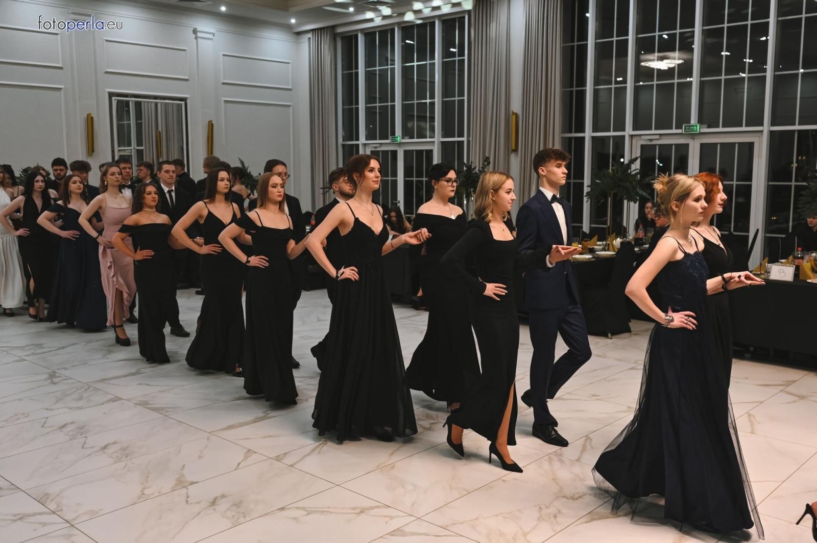 Zdjęcie w galerii na portalu naszwodzislaw.com: Uczniowie Tischnera świętują studniówkę w wielkim stylu wiadomości z regionu