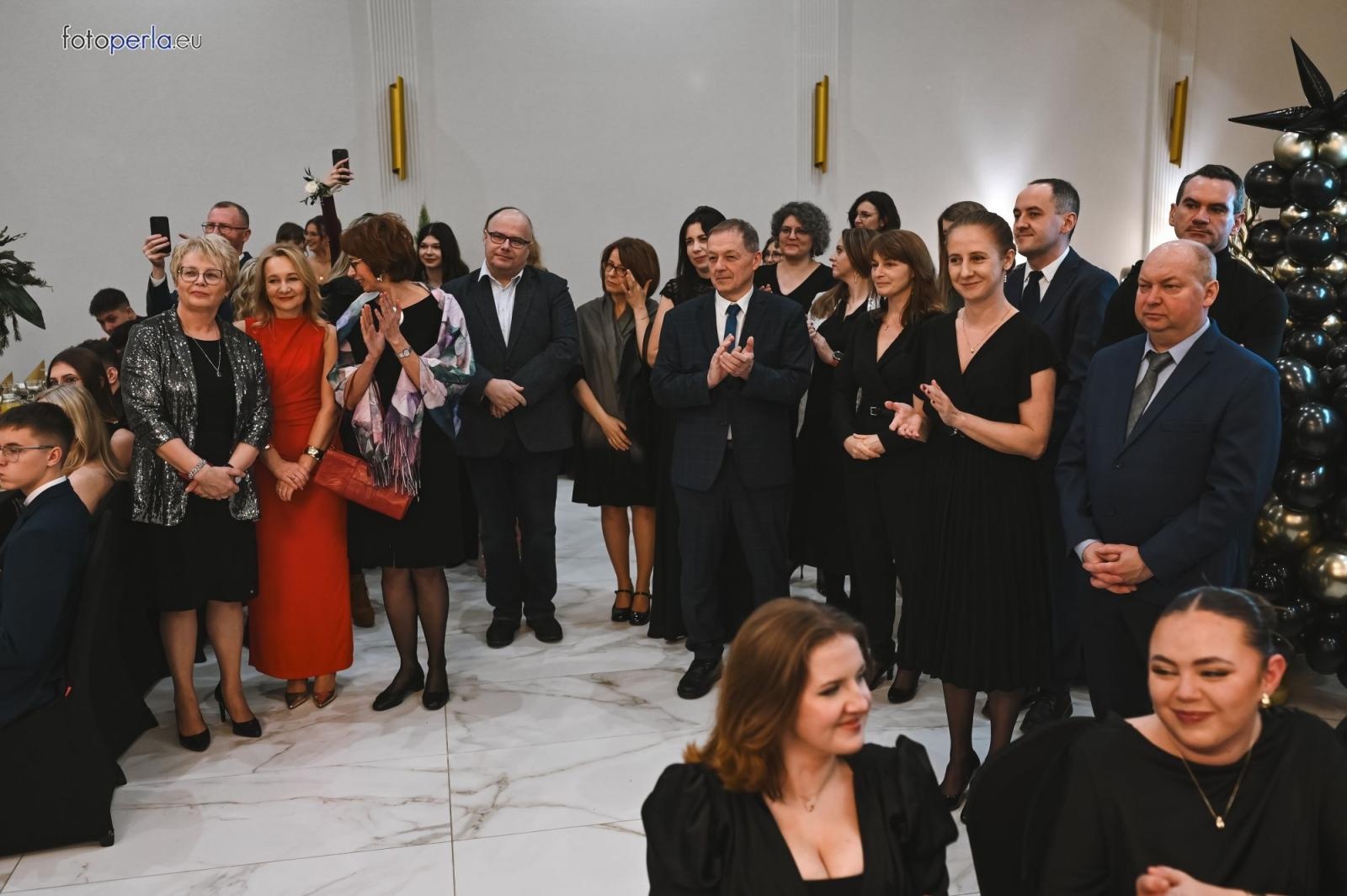 Zdjęcie w galerii na portalu naszwodzislaw.com: Uczniowie Tischnera świętują studniówkę w wielkim stylu wiadomości z regionu