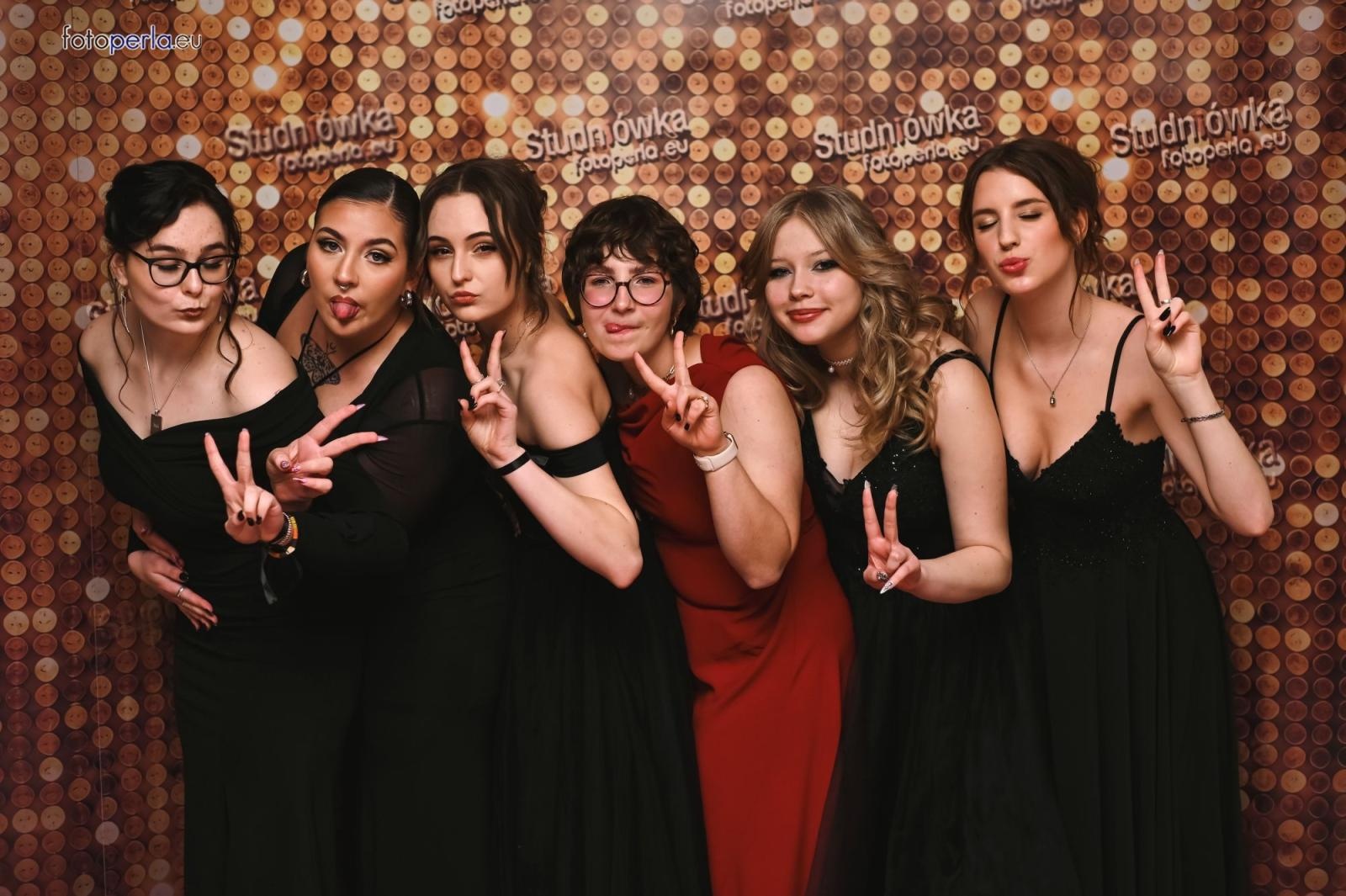 Zdjęcie w galerii na portalu naszwodzislaw.com: Uczniowie Tischnera świętują studniówkę w wielkim stylu wiadomości z regionu