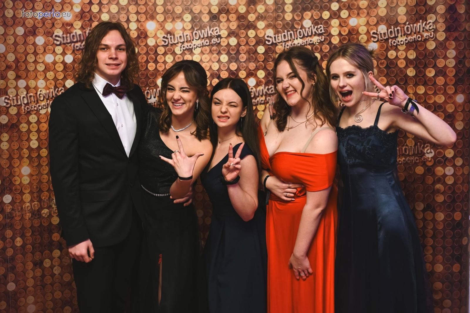 Zdjęcie w galerii na portalu naszwodzislaw.com: Uczniowie Tischnera świętują studniówkę w wielkim stylu wiadomości z regionu