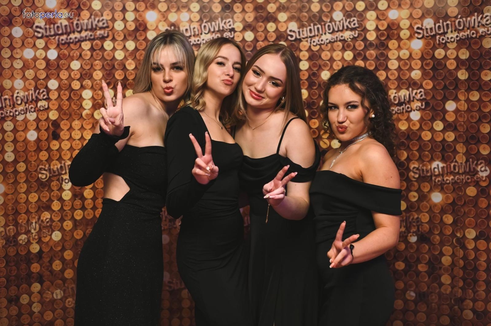 Zdjęcie w galerii na portalu naszwodzislaw.com: Uczniowie Tischnera świętują studniówkę w wielkim stylu wiadomości z regionu