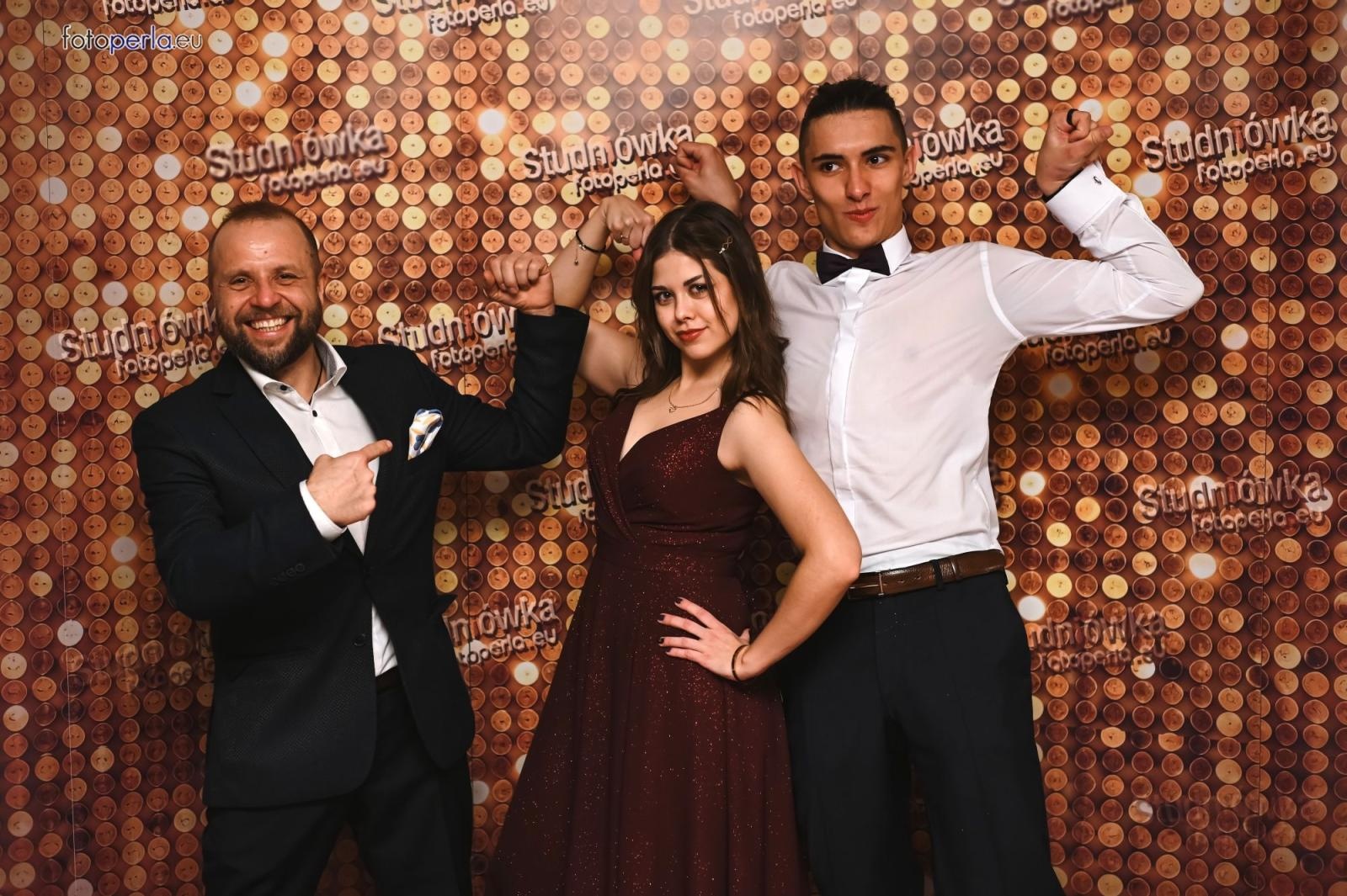 Zdjęcie w galerii na portalu naszwodzislaw.com: Uczniowie Tischnera świętują studniówkę w wielkim stylu wiadomości z regionu