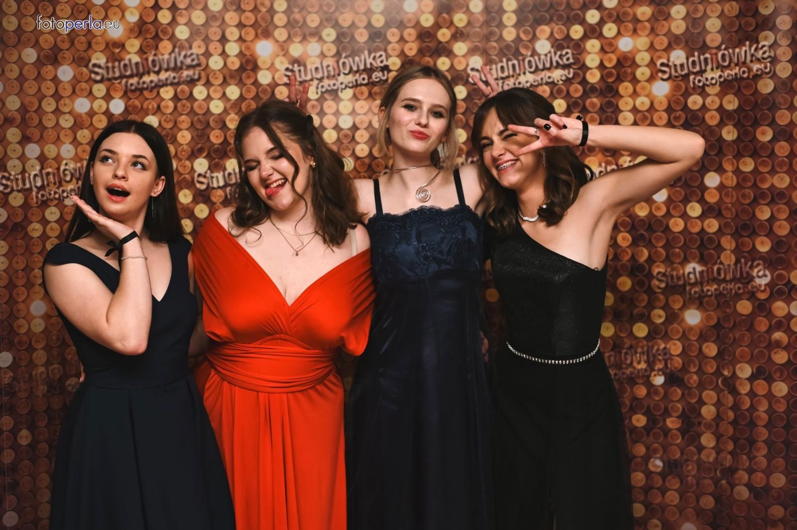 Zdjęcie w galerii na portalu naszwodzislaw.com: Uczniowie Tischnera świętują studniówkę w wielkim stylu wiadomości z regionu