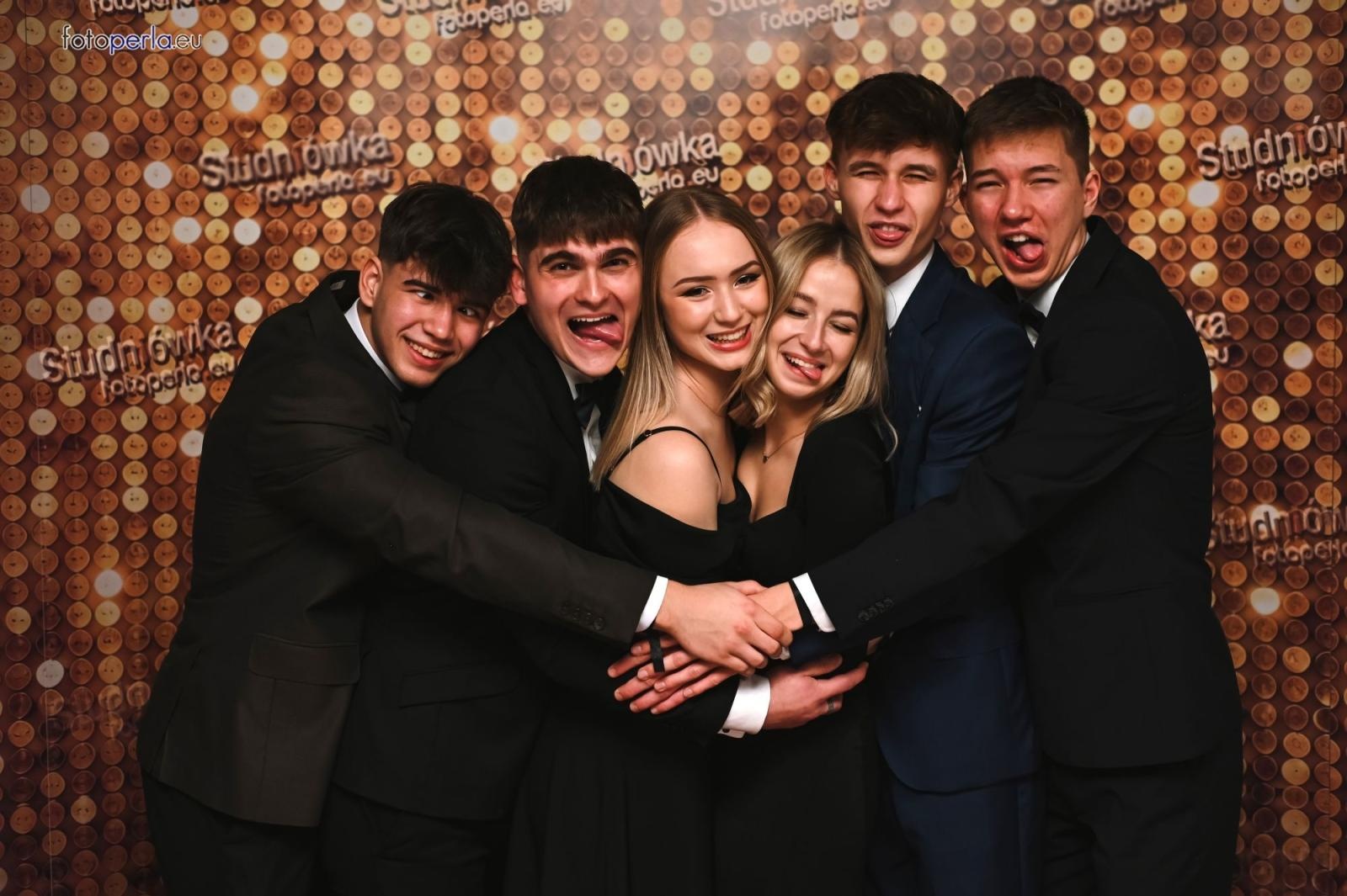 Zdjęcie w galerii na portalu naszwodzislaw.com: Uczniowie Tischnera świętują studniówkę w wielkim stylu wiadomości z regionu