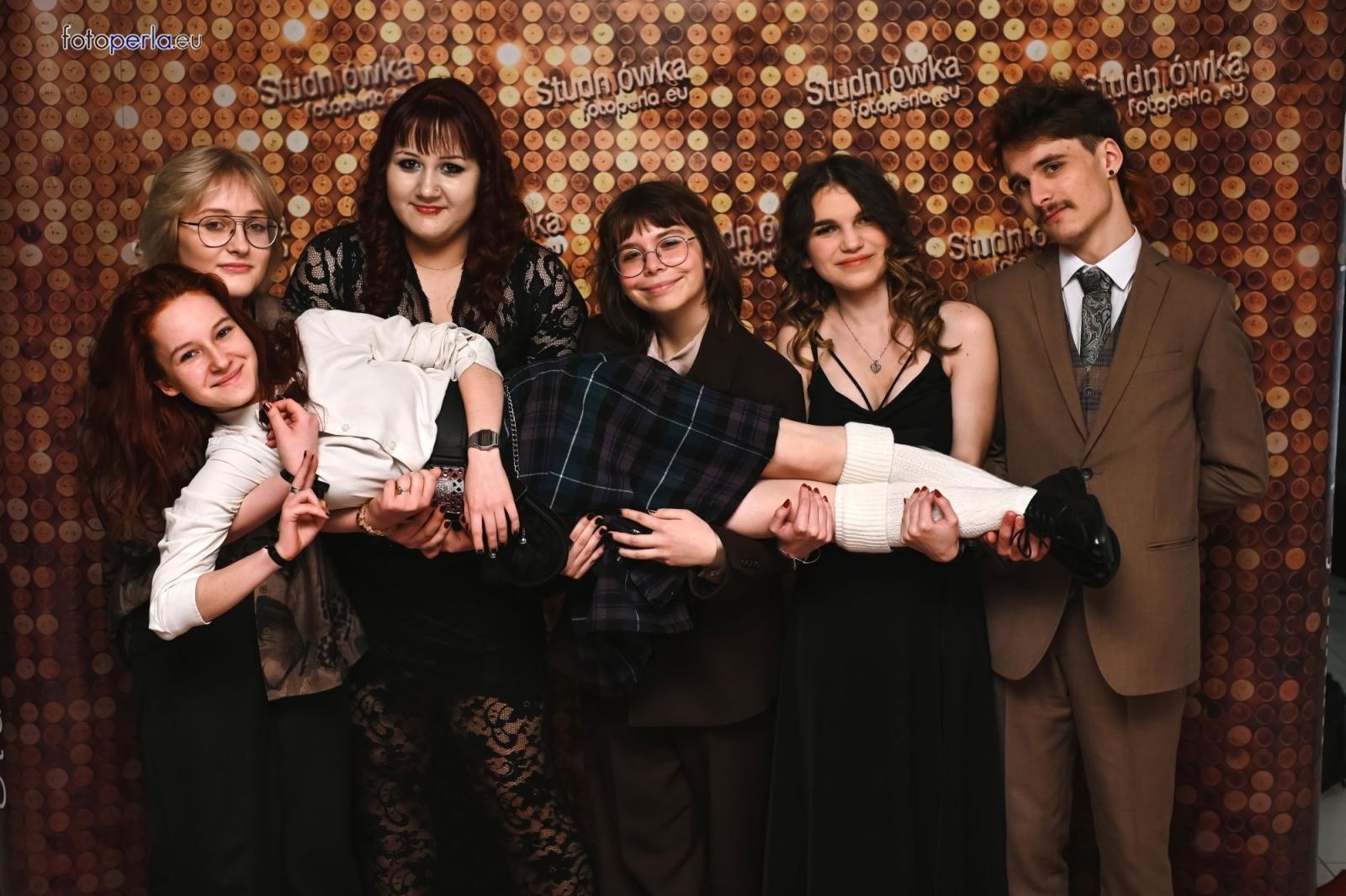 Zdjęcie w galerii na portalu naszwodzislaw.com: Uczniowie Tischnera świętują studniówkę w wielkim stylu wiadomości z regionu