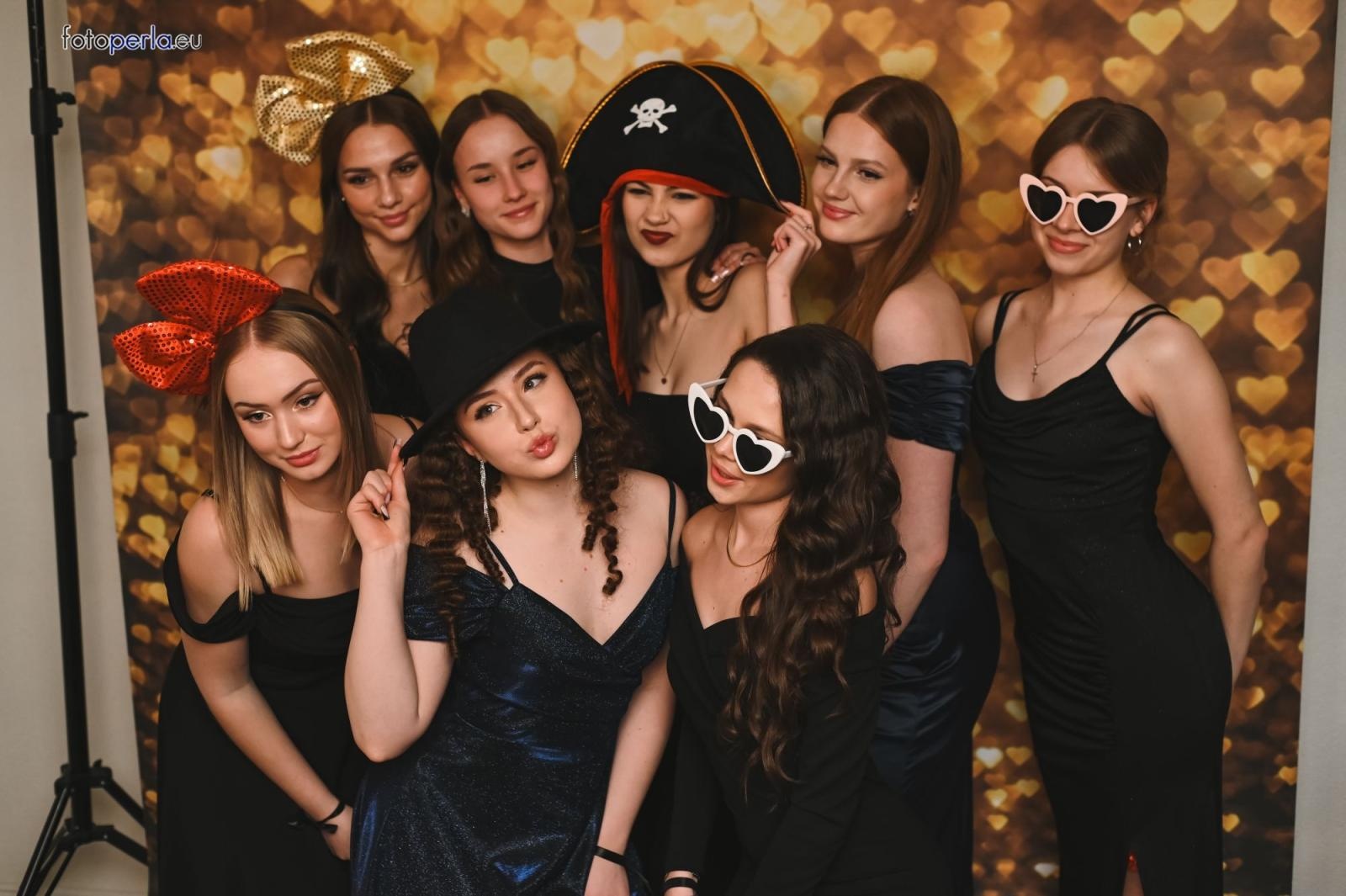 Zdjęcie w galerii na portalu naszwodzislaw.com: Uczniowie Tischnera świętują studniówkę w wielkim stylu wiadomości z regionu