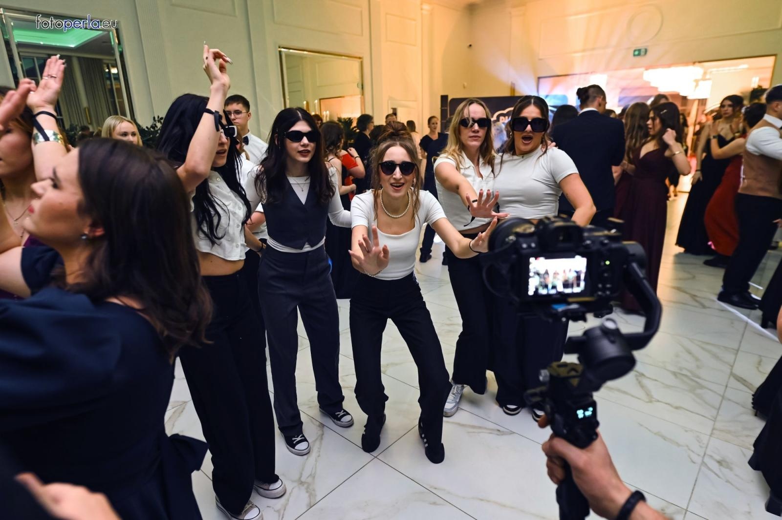 Zdjęcie w galerii na portalu naszwodzislaw.com: Uczniowie Tischnera świętują studniówkę w wielkim stylu wiadomości z regionu