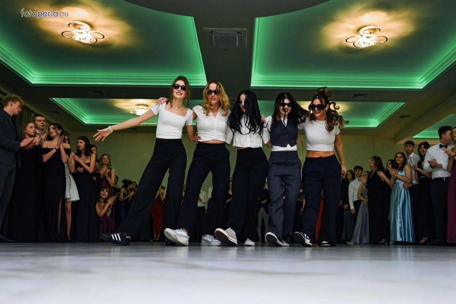 Zdjęcie w galerii na portalu naszwodzislaw.com: Uczniowie Tischnera świętują studniówkę w wielkim stylu wiadomości z regionu