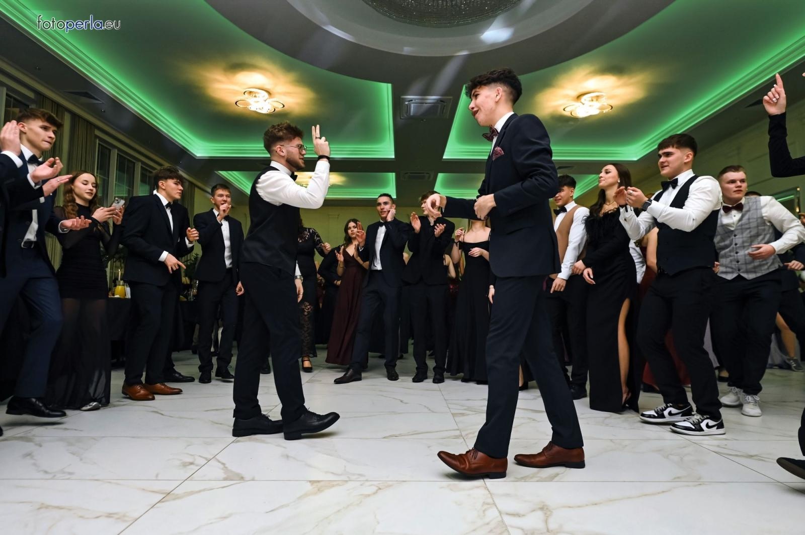 Zdjęcie w galerii na portalu naszwodzislaw.com: Uczniowie Tischnera świętują studniówkę w wielkim stylu wiadomości z regionu