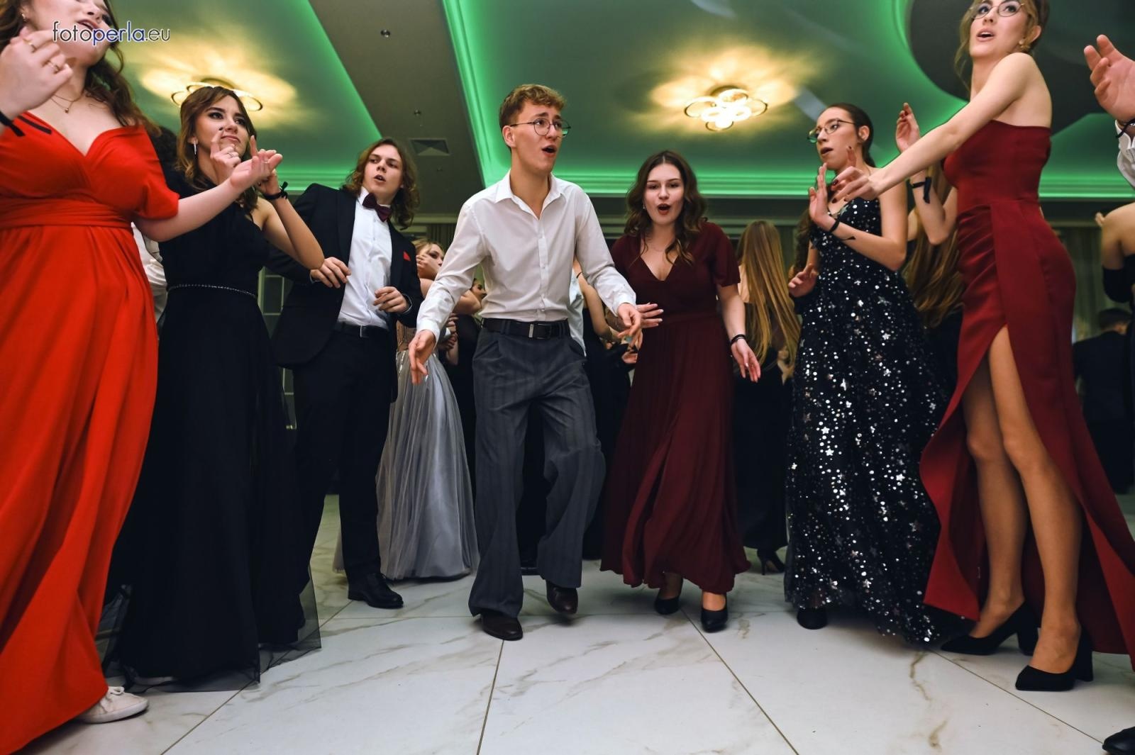 Zdjęcie w galerii na portalu naszwodzislaw.com: Uczniowie Tischnera świętują studniówkę w wielkim stylu wiadomości z regionu