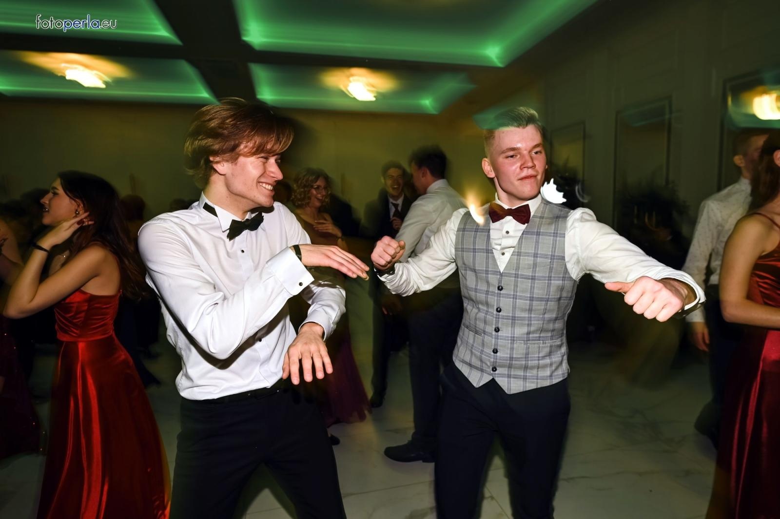 Zdjęcie w galerii na portalu naszwodzislaw.com: Uczniowie Tischnera świętują studniówkę w wielkim stylu wiadomości z regionu