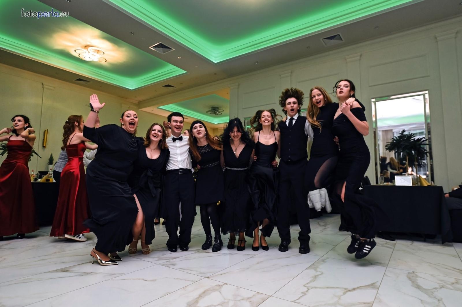 Zdjęcie w galerii na portalu naszwodzislaw.com: Uczniowie Tischnera świętują studniówkę w wielkim stylu wiadomości z regionu