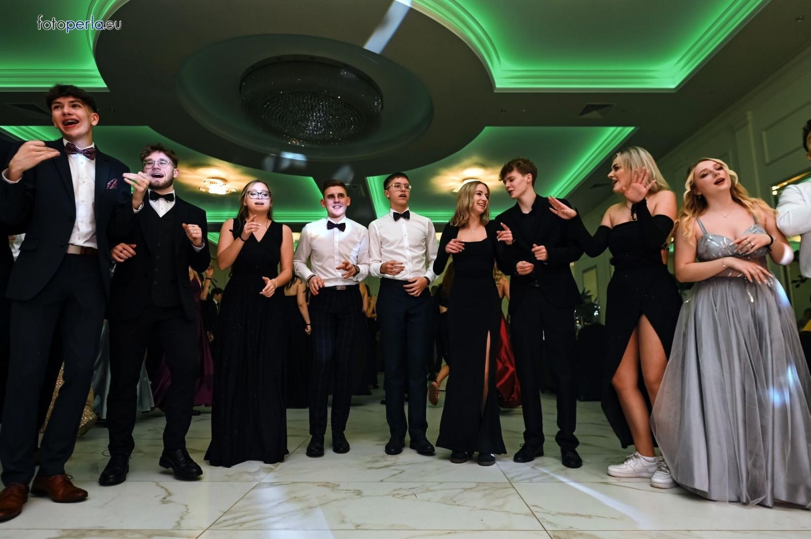 Zdjęcie w galerii na portalu naszwodzislaw.com: Uczniowie Tischnera świętują studniówkę w wielkim stylu wiadomości z regionu