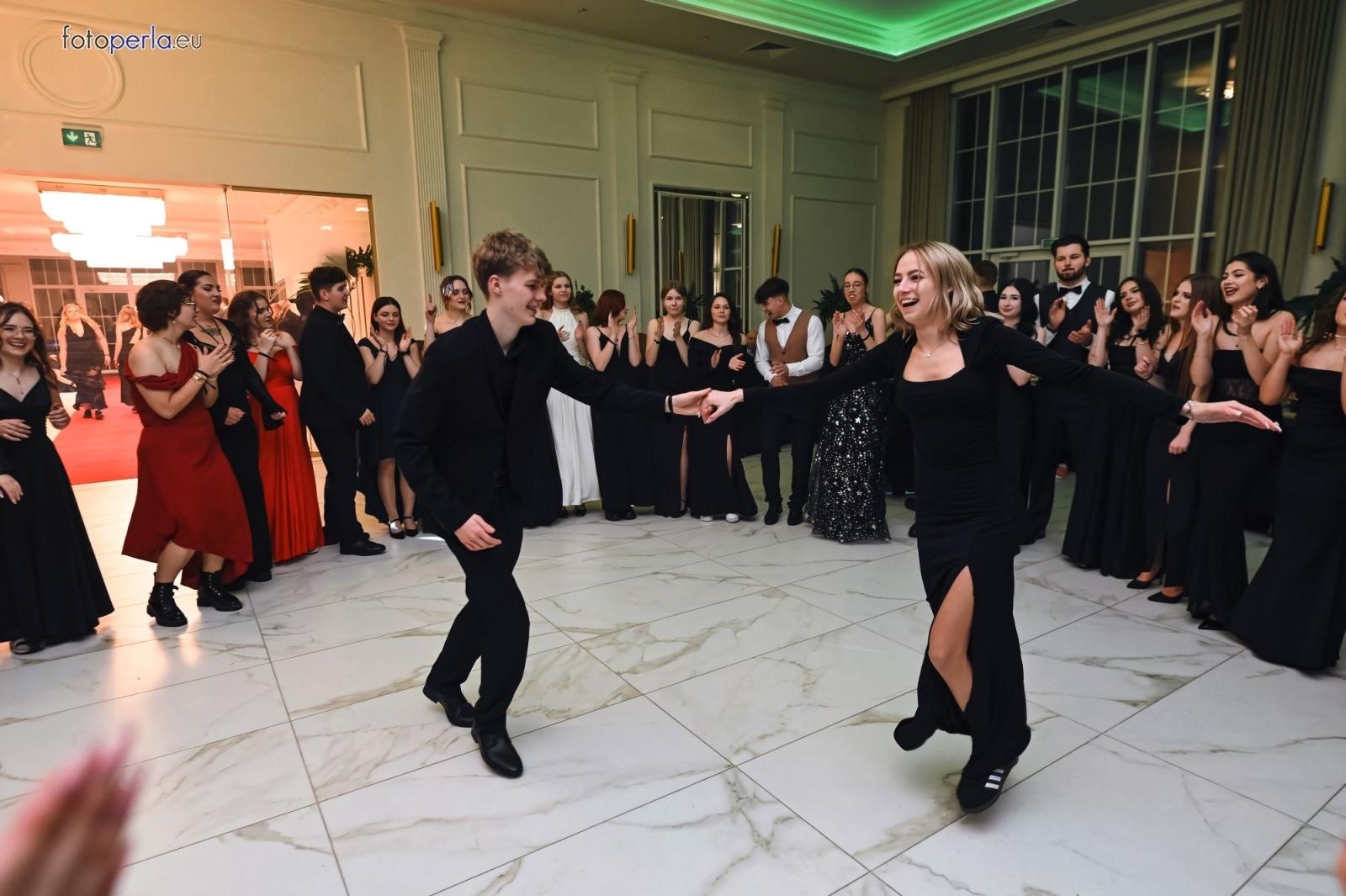 Zdjęcie w galerii na portalu naszwodzislaw.com: Uczniowie Tischnera świętują studniówkę w wielkim stylu wiadomości z regionu