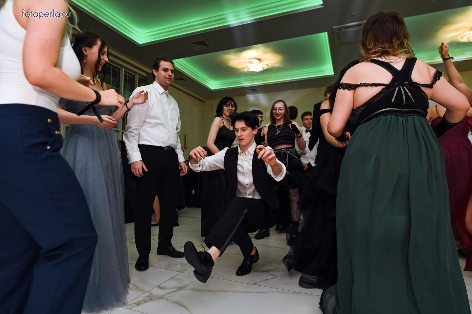 Zdjęcie w galerii na portalu naszwodzislaw.com: Uczniowie Tischnera świętują studniówkę w wielkim stylu wiadomości z regionu