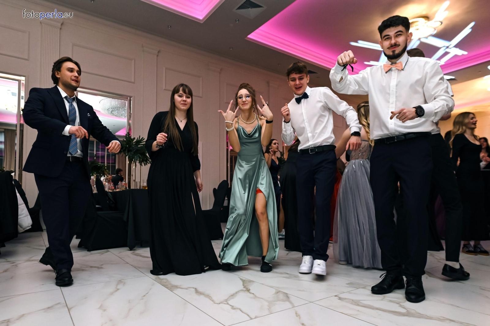 Zdjęcie w galerii na portalu naszwodzislaw.com: Uczniowie Tischnera świętują studniówkę w wielkim stylu wiadomości z regionu