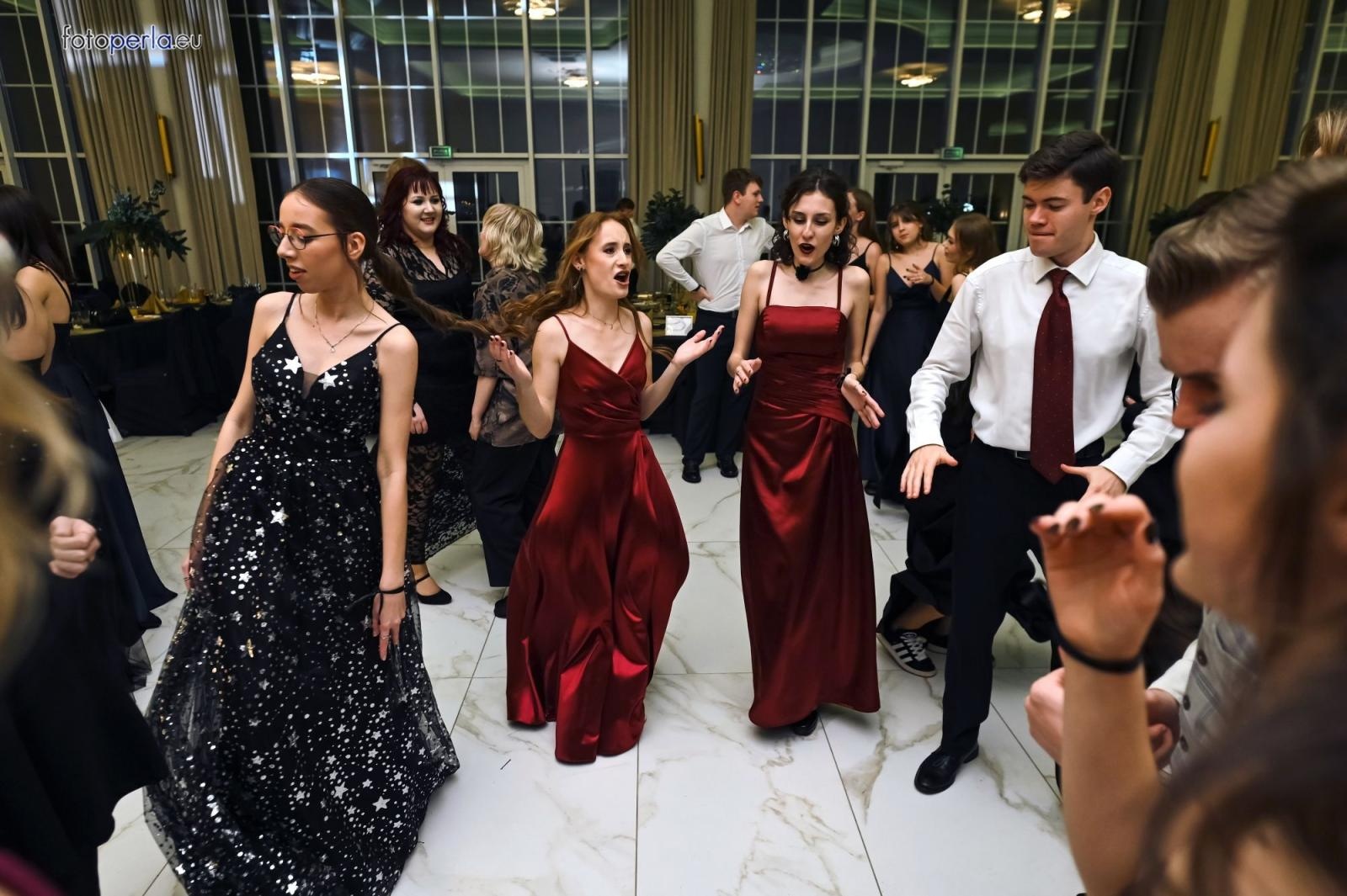 Zdjęcie w galerii na portalu naszwodzislaw.com: Uczniowie Tischnera świętują studniówkę w wielkim stylu wiadomości z regionu