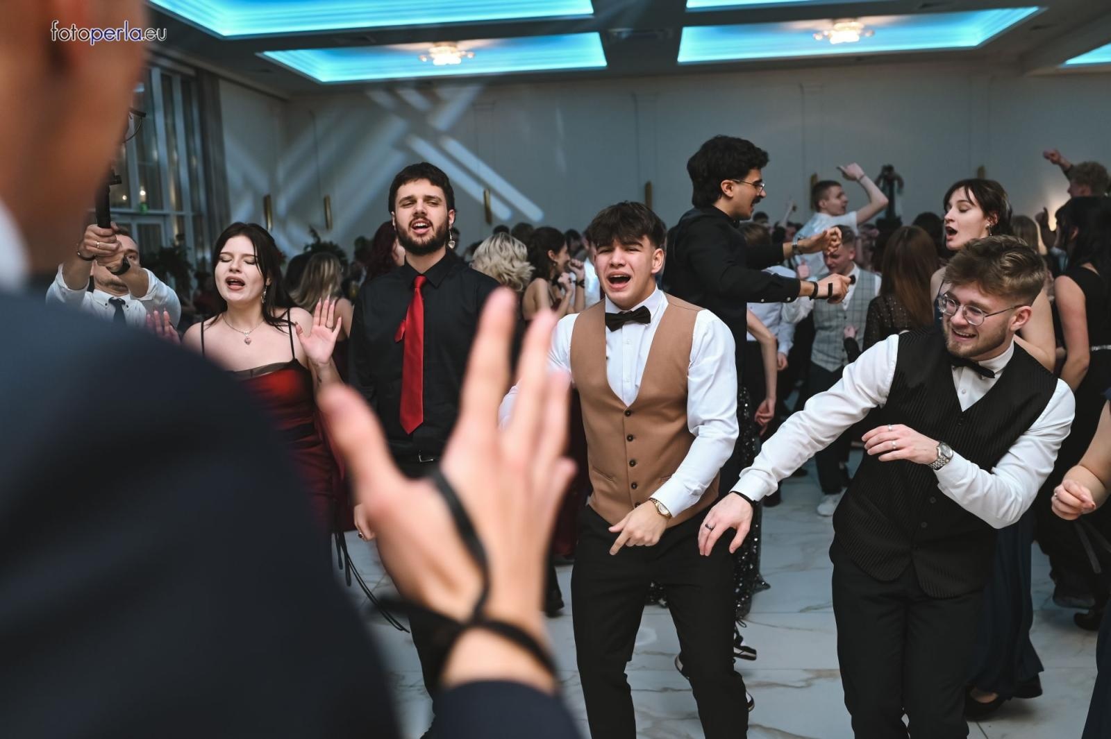 Zdjęcie w galerii na portalu naszwodzislaw.com: Uczniowie Tischnera świętują studniówkę w wielkim stylu wiadomości z regionu