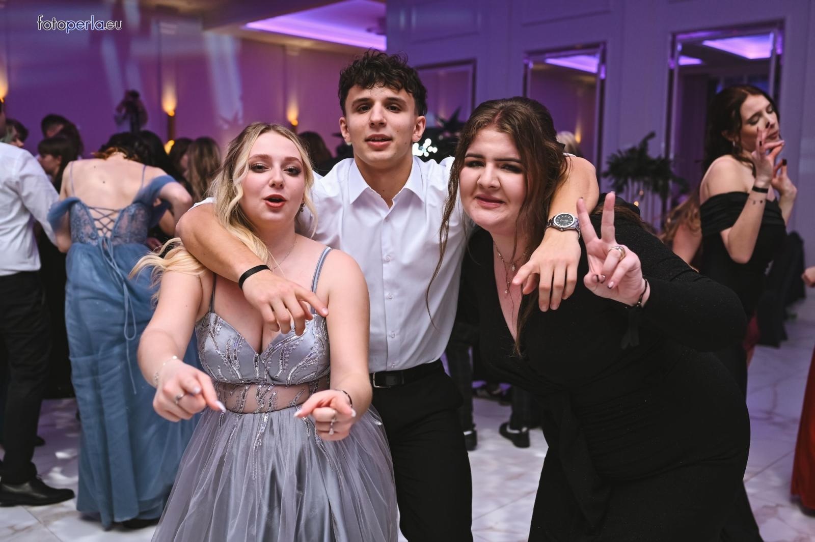 Zdjęcie w galerii na portalu naszwodzislaw.com: Uczniowie Tischnera świętują studniówkę w wielkim stylu wiadomości z regionu