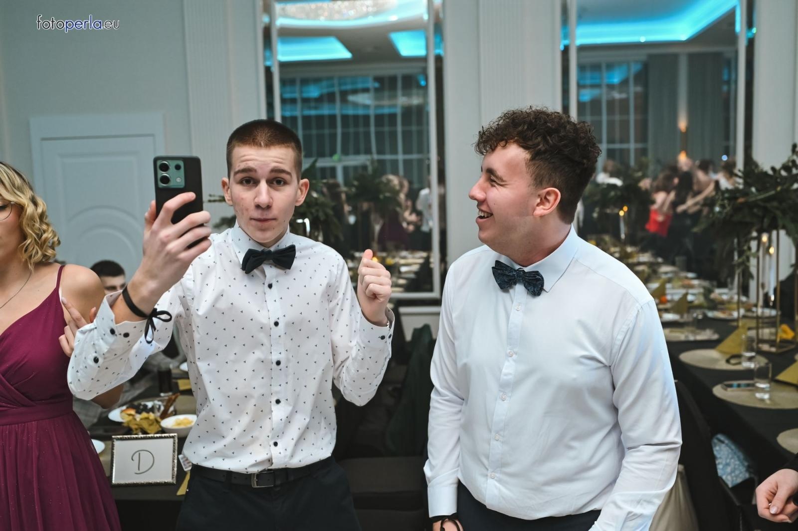 Zdjęcie w galerii na portalu naszwodzislaw.com: Uczniowie Tischnera świętują studniówkę w wielkim stylu wiadomości z regionu